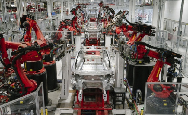 Ръководството на американския производител Tesla официално обяви, че спира производството