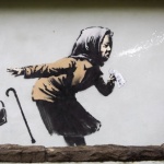 Банкси с "кихащ" графит от фасада на къща в Бристол