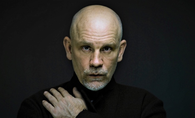 Амeриканският фотограф Сандро Милър и холивудският актьор Джон Малкович пресъздават