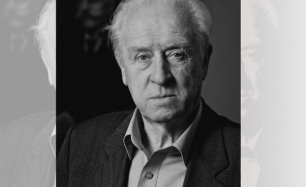 Той ръководеше театъра от 1990 до 1999 г и от