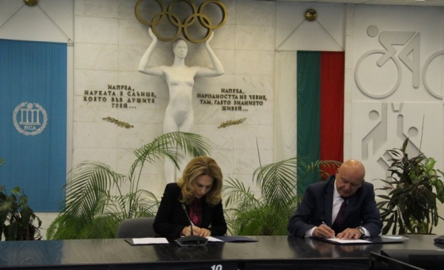 Вицепремиерът и министър на туризма Марияна Николова и проф Николай