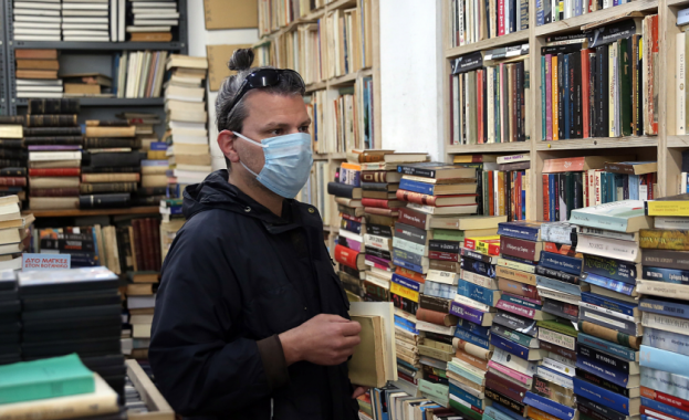 В Гърция днес отвориха фризьорските салони и книжарниците Останалите търговски