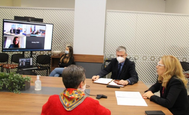 Вицепремиерът и министър на туризма Марияна Николова проведе видеоконферентен разговор