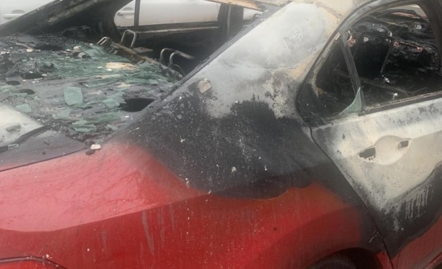 Автомобил изгоря след умишлен палеж в центъра на Русе Колата