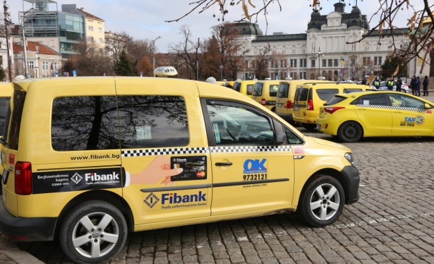 Таксиметровите шофьори планират масов протест след като снощи техният колега