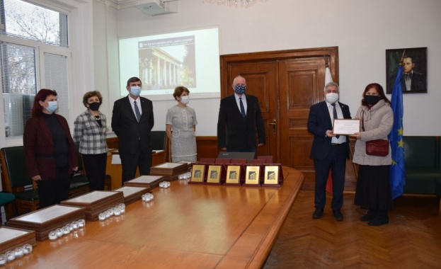 Награждаването е по повод 75 годишнината на русенския университет Днес ректорът