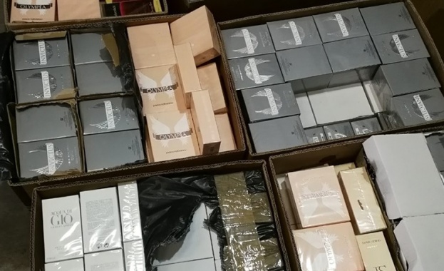 Митнически служители задържаха 351 парфюма в кашони от банани при