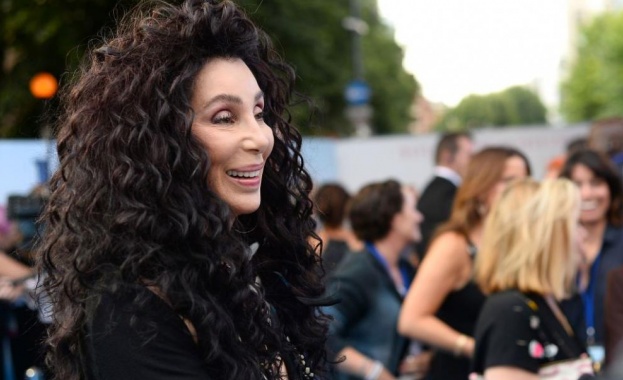 Шер разпали слухове за романтична връзка като се държеше за