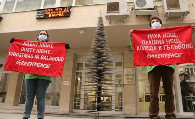 Представители на Грийнпийс искаха да подарят елха на енергийния министър