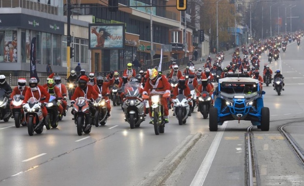 Коледно шествие на група мотористи от Русе оживи по обед