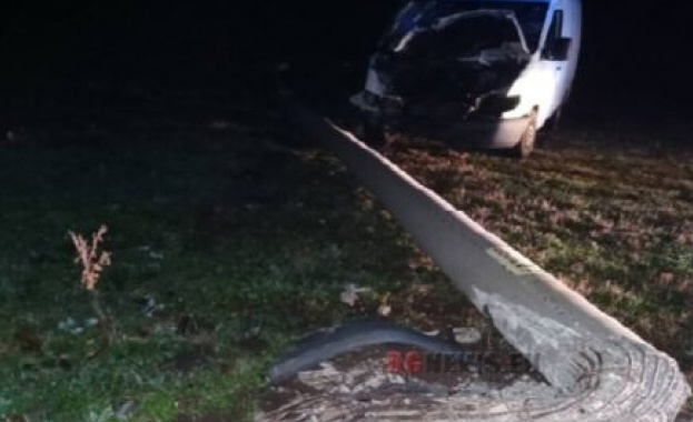 Пиян се блъсна в стълб и остави няколко села без ток