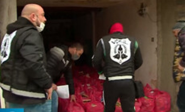 Те занесоха коледни пакети с продукти от първа необходимост на