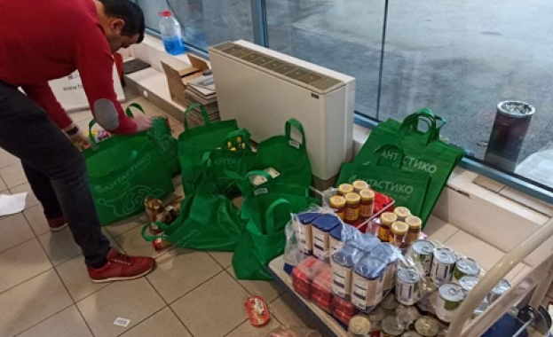 Членове на Младежкото обединение на БСП София дариха хранителни