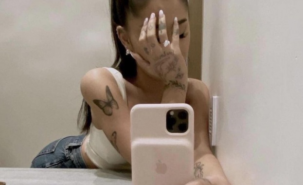 Американската певица Ариана Гранде обяви публично годежа си съобщи списание