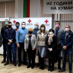   Млади социалисти от София дариха дрехи на Българския червен кръст