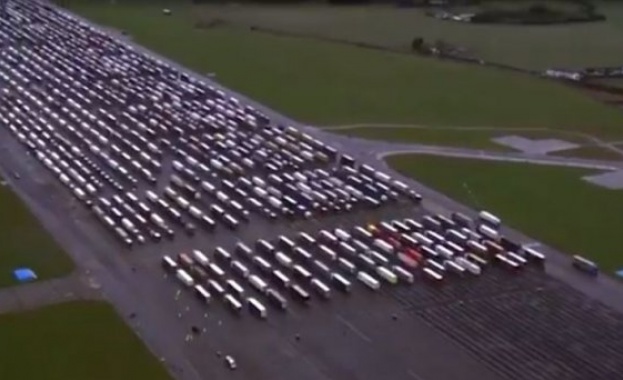 Сред тях има и бебета Отделно 350 български тира са