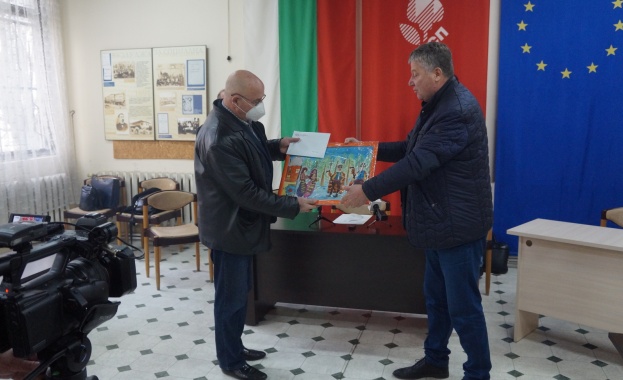 Картини нарисувани от деца и благодарствени писма от община Тунджа