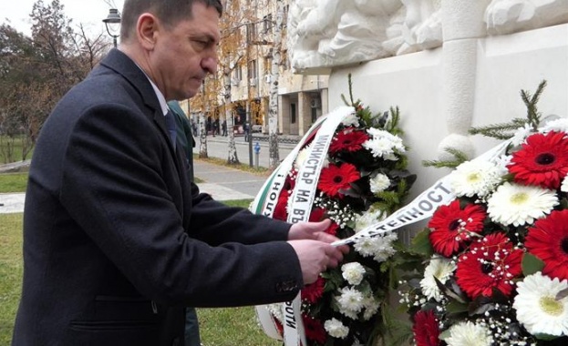 Министър Терзийски и гл комисар Кичиков поднесоха венци пред Паметника