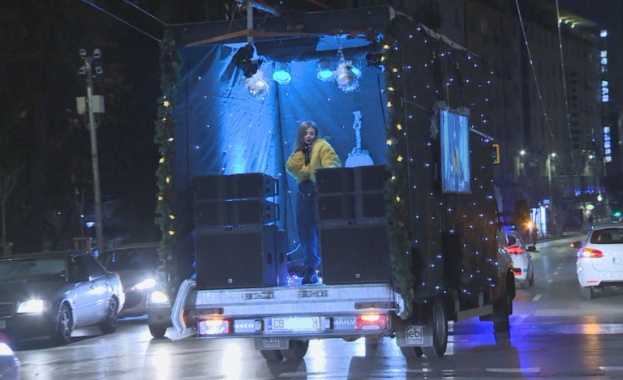 Певицата Виктория зарадва жителите на София с коледен концерт на