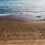 Огромна коледна картичка се появи на плаж в Австралия 