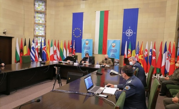 Министърът на отбраната Красимир Каракачанов и началникът на отбраната адмирал