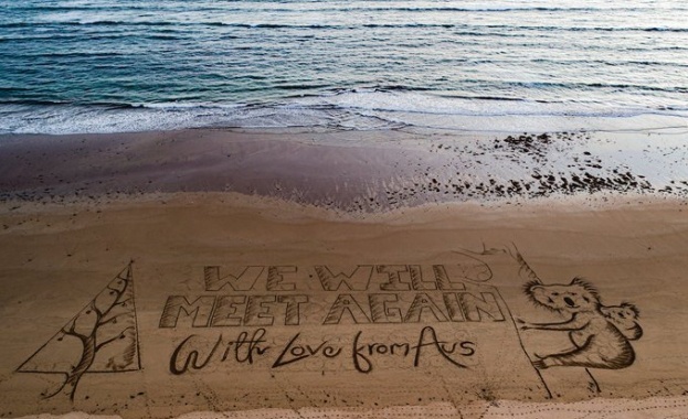 Огромна коледна картичка с обнадеждаващо послание се появи на плаж