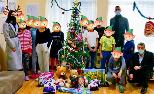  Младежкото обединение в БСП Плевен се включи в инициативата „С маската на Дядо Коледа”