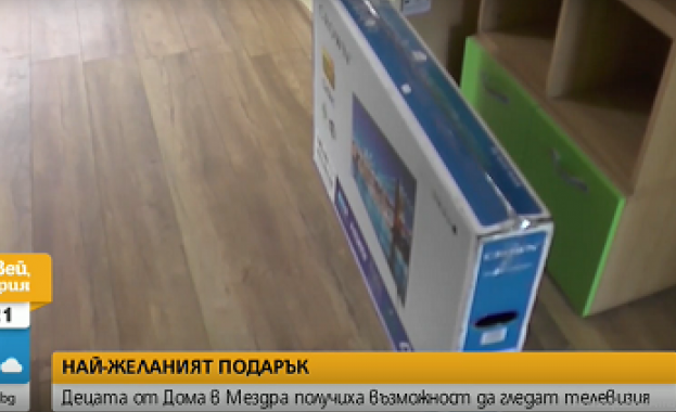 Кметове зарадваха деца от център за настаняване с най-желания подарък за Коледа