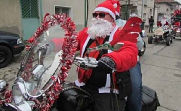 Десетки рокери облечени в коледни костюми обикалят по улиците на