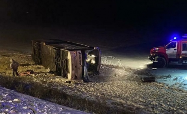 Автобусът Mercedes Benz Travego следвайки маршрута Москва Волгоград се преобърна