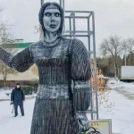 Грозен паметник си вдига цената, защото прилича на отиващата си година