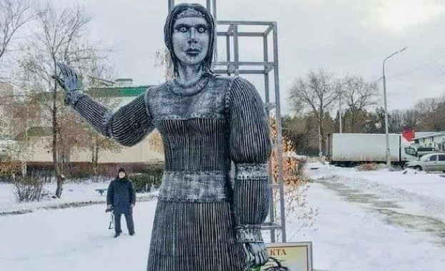 Грозен паметник в Русия който се задържа на мястото си