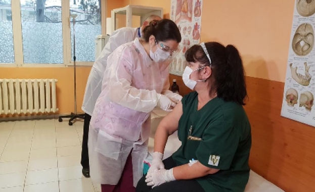Медицинската сестра Златина Парушева е първият ваксиниран медик срещу Ковид