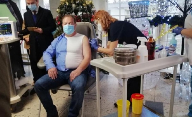 Започна ваксинацията срещу COVID-19 в Пловдив, председателят на БЛС д-р