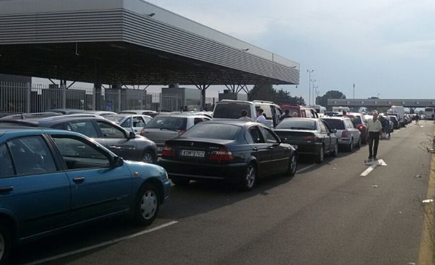 Колони от леки автомобили са се образували на граничния пункт