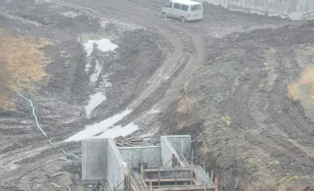 Язовирът в района на село Мещица област Перник се укрепва
