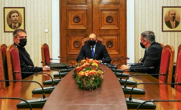 Президентът Румен Радев проведе работна среща с Началника на отбраната адмирал Емил Ефтимов