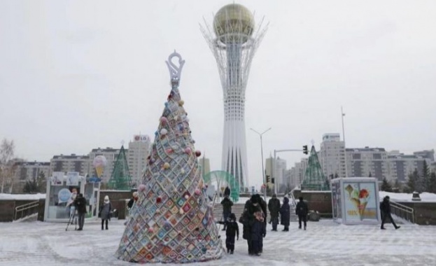 Властите в столицата на Казахстан издигнаха до монумента Байтерек шестметрова