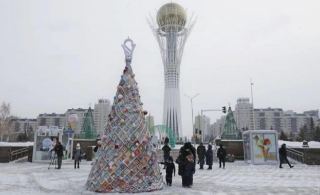 Властите в столицата на Казахстан издигнаха до монумента Байтерек шестметрова