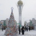  Шестметрова елха, изплетена от 70 килограма прежда, се издигна в столицата на Казахстан 