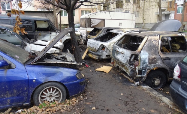 6 леки автомобила един джип и туристическа каравана горяха тази