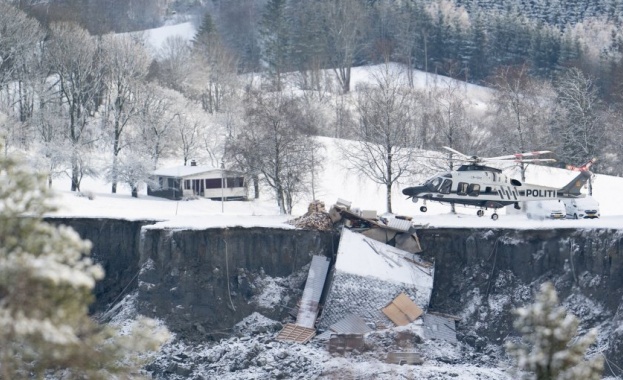 Най малко 10 души остават в неизвестност след калното свлачище в