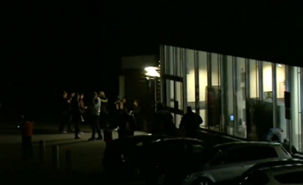 По първоначални данни трима души са извършили обира на търговски