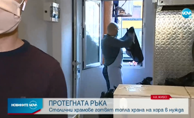 Заради пандемията все повече хора чакат на опашка за порцияПет