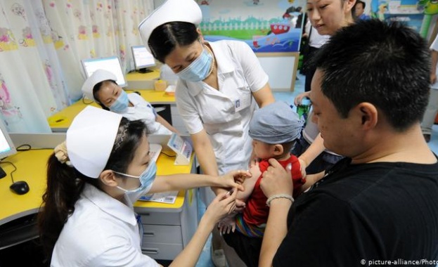 Хиляди жители на Пекин се редят на опашка в силен