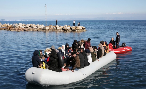 Поне 20 мигранти които пътували в надуваема лодка са били