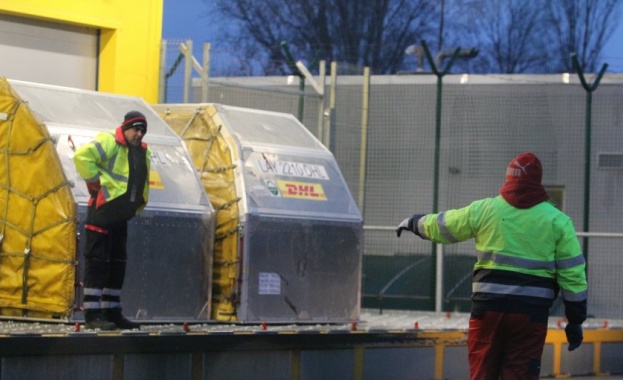 Тази сутрин на летище София пристигна втората доставка от ваксините