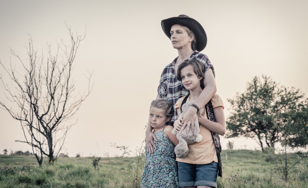 Немско българският филм с Нина Хос Яна Маринова и Димитър Баненкин