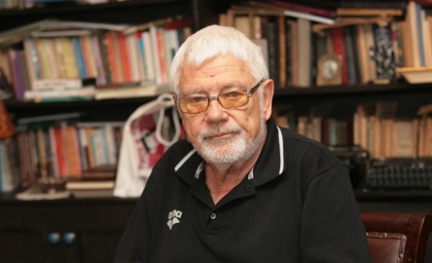 Нови стихове и песни събира в моноспектакъл популярният поет и