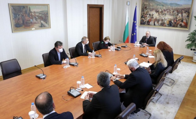 Не трябва да се допускат събирания на много хора по